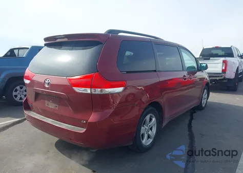 2014 Toyota Sienna Le V6 8 Passenger z USA, uszkodzony, nr VIN 5TDKK3DC4ES491220